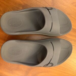 OOFOS Women’s Charcoal Slide Sandals size 7